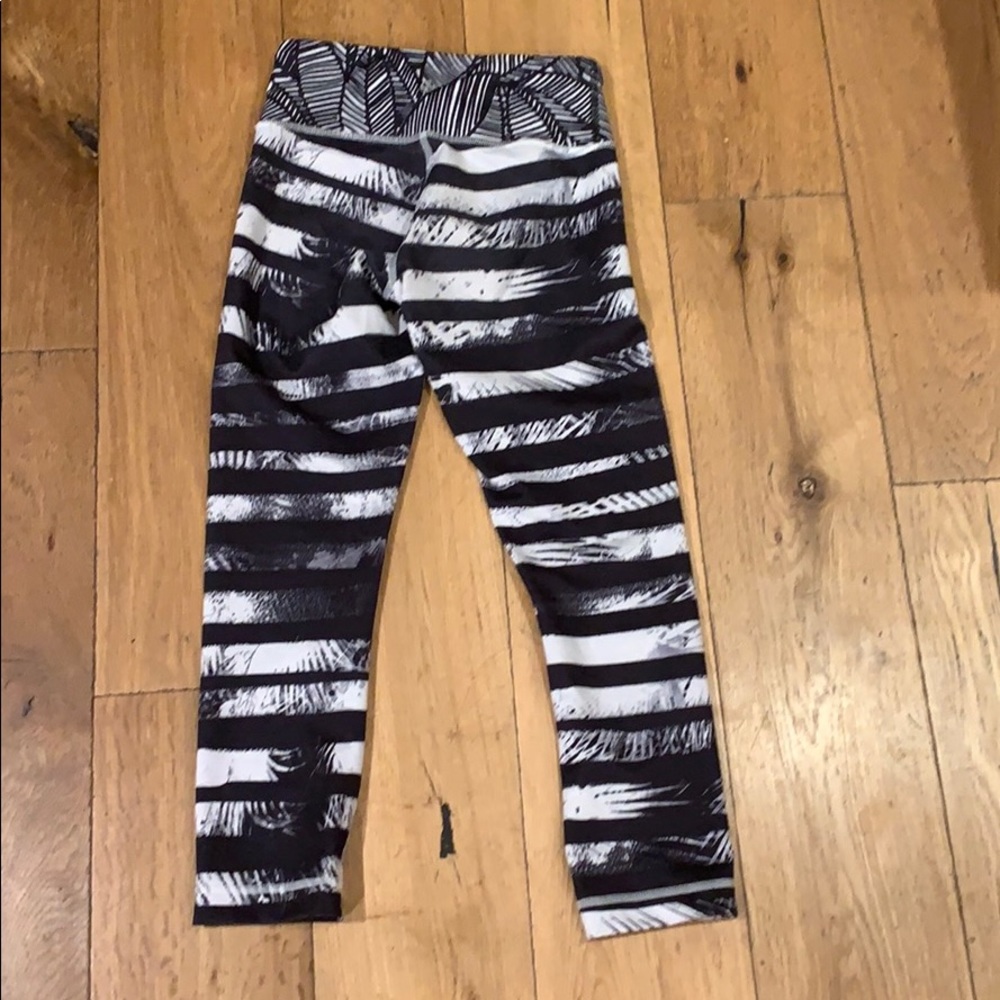 Adorable patterned lulu lemon leggings - Picture 2 of 3